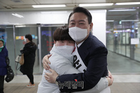 [포토] 퇴근길 시민들과 인사 나누는 윤석열 후보
