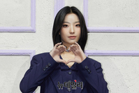 [포토] 프로미스나인 이새롬 '미드나잇 게스트' 많이 들어주세요