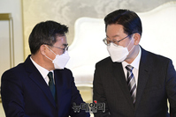 [포토] 대화나누는 이재명·김동연