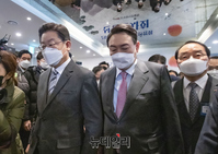 [포토] 소상공인연합회 신년인사회 입장하는 이재명·윤석열