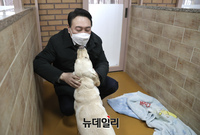 [포토] 안내견 포옹하는 윤석열 국민의힘 대선후보