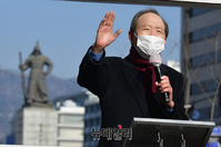 [포토] "그분 구속시켜 죽음의 행렬 멈추게 하라"… 광화문 울린 "그분 구속" 함성