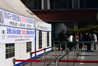 [포토] 신규확진자 6천명 대, 검체검사 줄 선 시민들