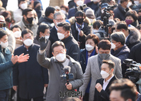 [포토] 송리단길서 시민들에 인사하는 이재명 대선후보