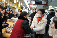 [포토] 마산어시장 찾은 안철수 후보 부부