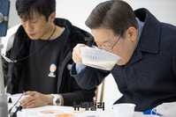 [포토] '우리동네 특급 맛집' 방문 행사 갖는 이재명 후보