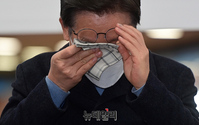 [포토] 어린시절 이야기에 눈물 닦는 이재명
