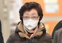 [포토] 요양급여 부정수급 혐의 항소심 출석하는 김건희씨 모친