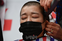 [포토] 눈물 흘리는 자영업자 "다 죽어야 속이 시원하겠냐"