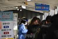 [포토] 신규확진 13,012명... 사상 첫 다섯자리 기록