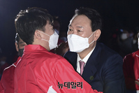 [포토] 포옹하는 이준석·윤석열