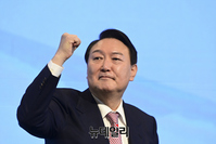 [포토] 주먹쥐고 인사하는 윤석열 후보