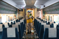 [포토] 설날 앞두고 KTX 방역작업하는 코레일
