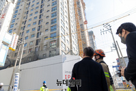 [포토] 광주화정아이파크 붕괴사고 현장 찾은 이재명