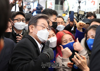 [포토] 광주 말바우시장 찾은 이재명 후보