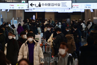 [포토] 설 연휴 앞두고 북적이는 김포공항
