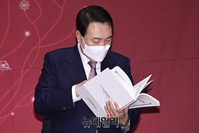 [포토] '벤처 ICT 혁신' 정책제안서 살펴보는 윤석열