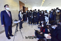 [포토] 취재진 질문에 답하는 윤석열