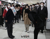 [포토] 안양역서 시민들에 인사하는 윤석열 후보