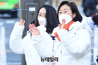 [포토] 지지 호소하는 안철수 후보 부인 김미경·딸 안설희