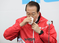 [포토] 물 마시는 권영세 국민의힘 선거대책본부장