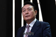 [포토] 토론회 참석한 윤석열 국민의힘 대통령 후보
