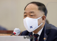 [포토] 답변하는 홍남기 경제부총리 겸 기획재정부 장관
