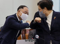 [포토] 팔꿈치 인사 하는 홍남기 경제부총리