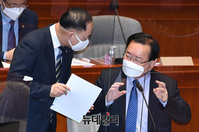 [포토] 대화 나누는 김부겸·홍남기