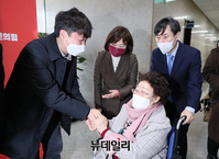 [포토] 이용수 할머니 만난 이준석 국민의힘 대표