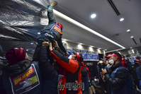 [포토] CJ대한통운 본사 이틀째 점거...청사 CCTV 가리는 택배노조