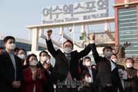 [포토] 여수엑스포역 앞에서 인사하는 윤석열 후보