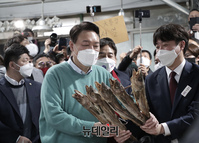 [포토] 춘향골공설시장 찾은 윤석열 국민의힘 대선 후보