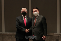 [포토] 마이크 펜스 전 미국 부통령과 면담 갖는 윤석열 후보