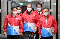 [포토] 선거대책본부 전체회의 참석하는 권영세