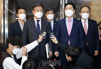 [포토] 회동결과 브리핑 하는 윤호중·김기현