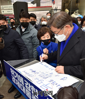 [포토] 명동 찾은 지지자에 사인하는 이재명 대선후보
