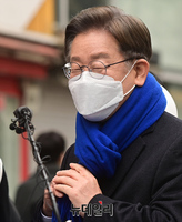 [포토] 파란색 목도리 선물 받은 이재명 대선후보