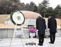 [포토] 이승만 전 대통령 묘역 참배하는 이재명 대선후보