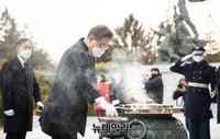 [포토] 국립현충원 참배하는 이재명 대선후보