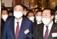 [포토] 입장하는 윤석열 대선후보와 김기문 중소기업중앙회장