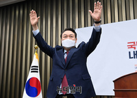 [포토] 두손 들어 인사하는 윤석열 국민의힘 대선 후보