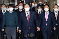 [포토] 의원총회 참석하는 윤석열 국민의힘 대선 후보