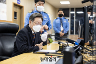 [포토] 공식 선거운동 첫 일정, 부산 해상교통관제센터 찾은 이재명