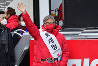 [포토] 손 흔드는 최재형 종로 재보궐 국민의힘 후보