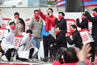 [포토] 정책공약 행복배달 퍼포먼스 하는 윤석열 후보