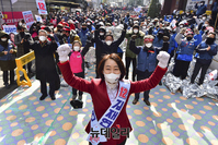 [포토] 점거농성 중인 택배노조원과 기념촬영하는 김재연