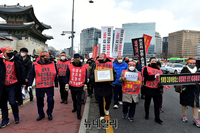 [포토] 코로나19 피해 자영업자, 정부 규탄하며 청와대로 행진