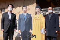 [포토] 박정희 전 대통령 생가 둘러보는 안철수 후보