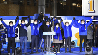 [포토] 선거운동 첫 날, 서울서 민주당 선대위와 기념 촬영하는 이재명
